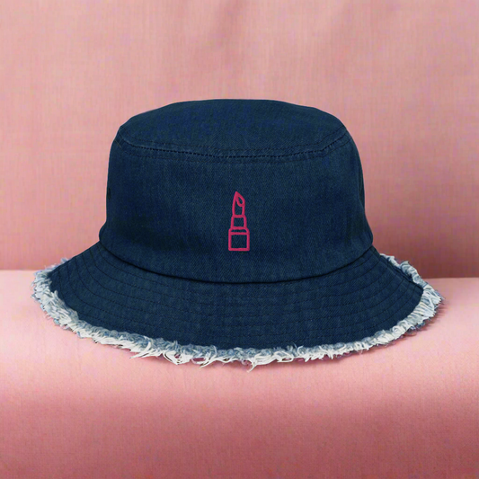 Chapeau seau en denim vieilli pour femme rose vif.