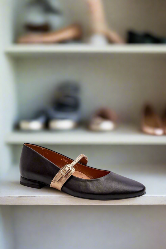 Ballerines plates pour femmes en cuir noir naturel.