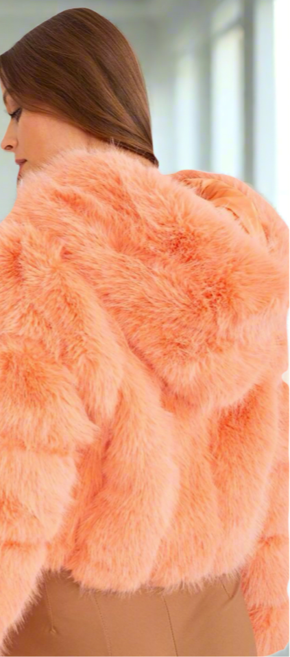 Veste longue épaule femme en fourrure orange.