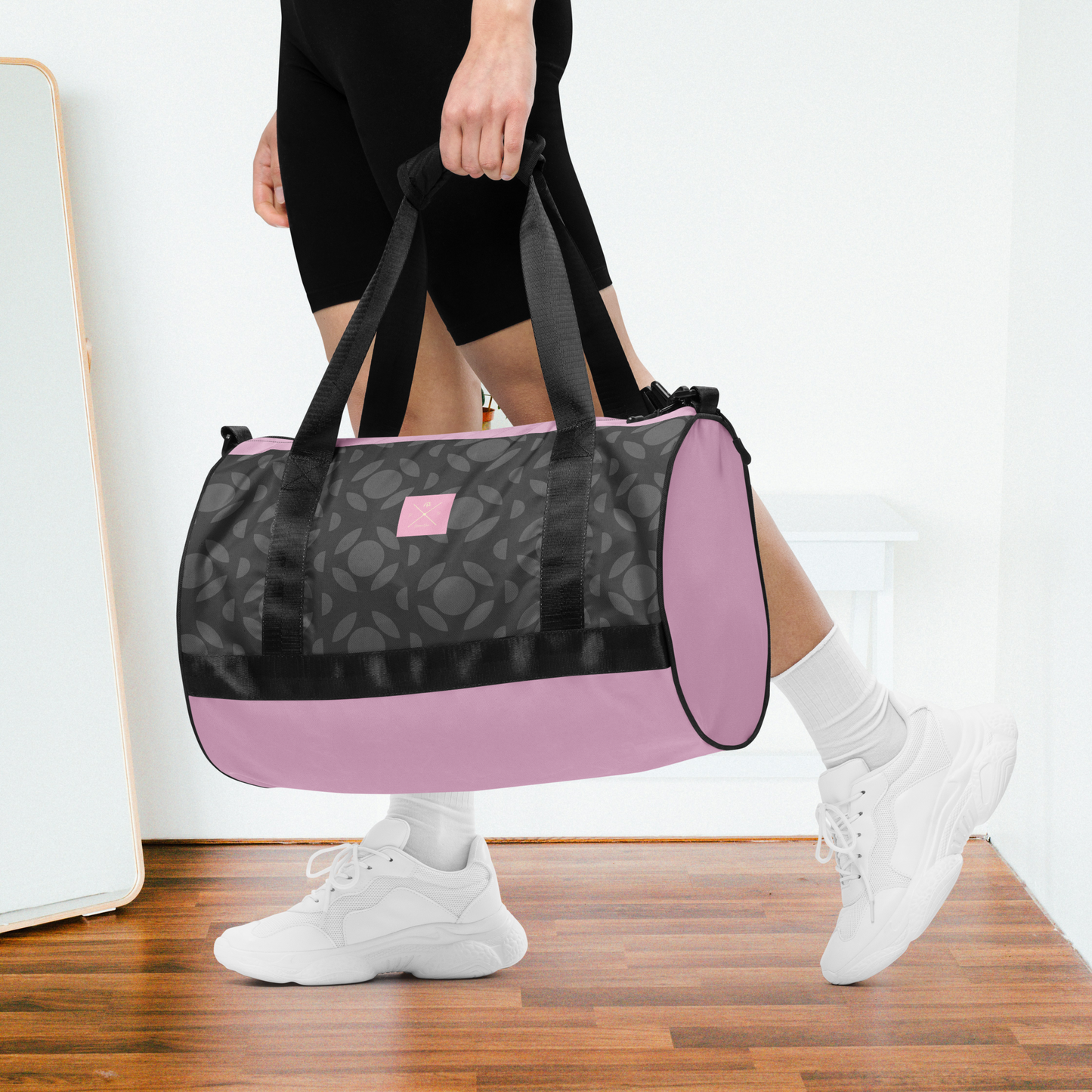 Bolsa de deporte gris y rosa.