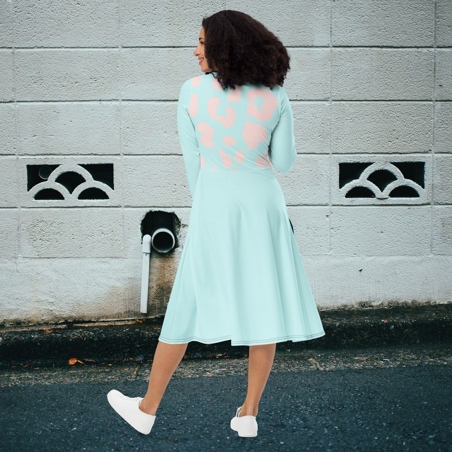 Robe midi à manches longues à imprimé animal pour femme bleu sarcelle et rose tendre.