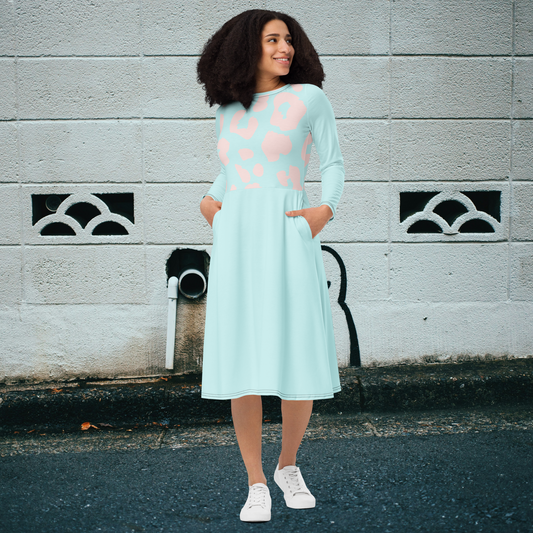 Vestido midi de mujer de manga larga con estampado animal en color verde azulado y rosa suave.