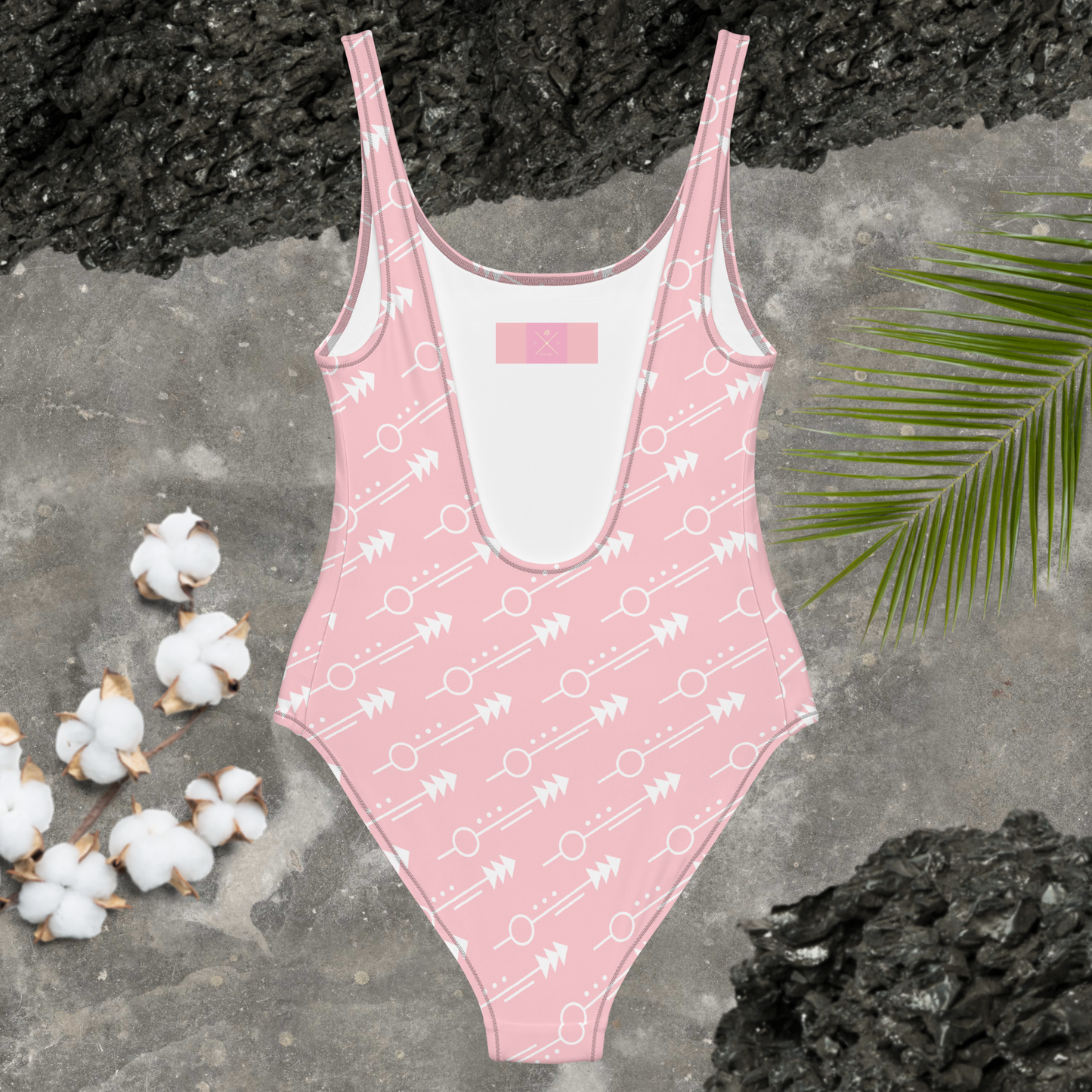 Maillot de bain une pièce femme flèche rose clair et blanche.