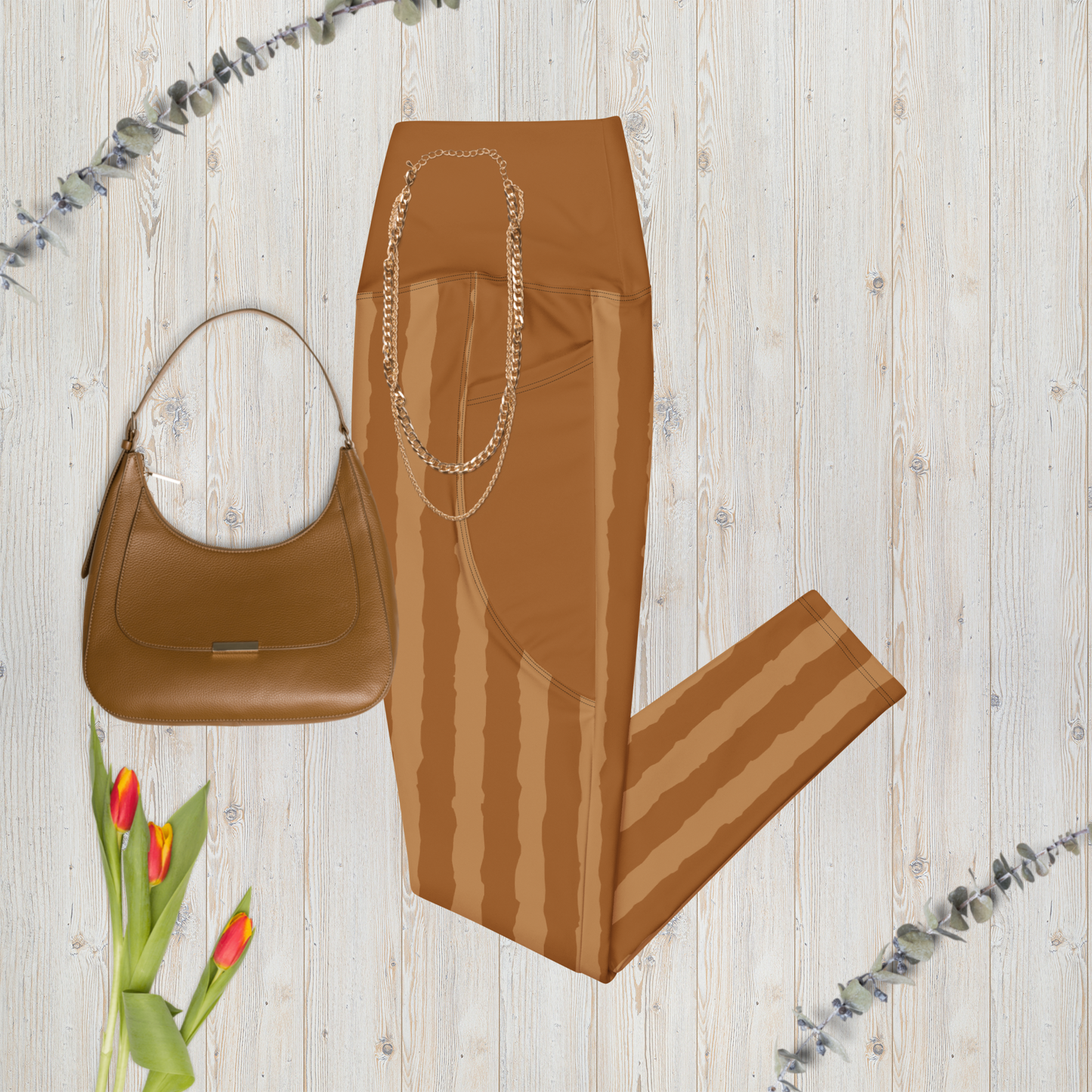 Leggings beiges et marron pour femmes avec poches.