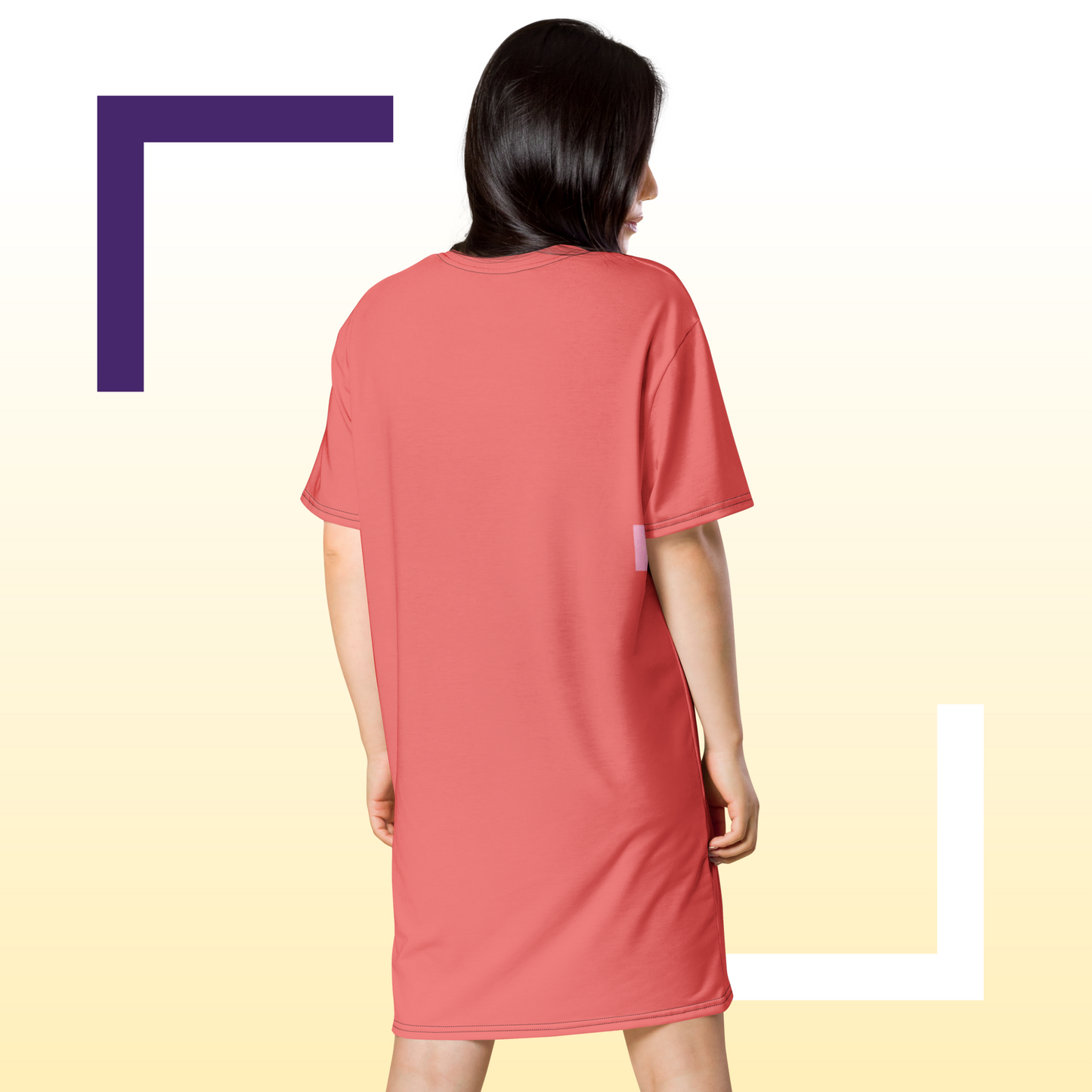 Vestido camisero de mujer color coral.