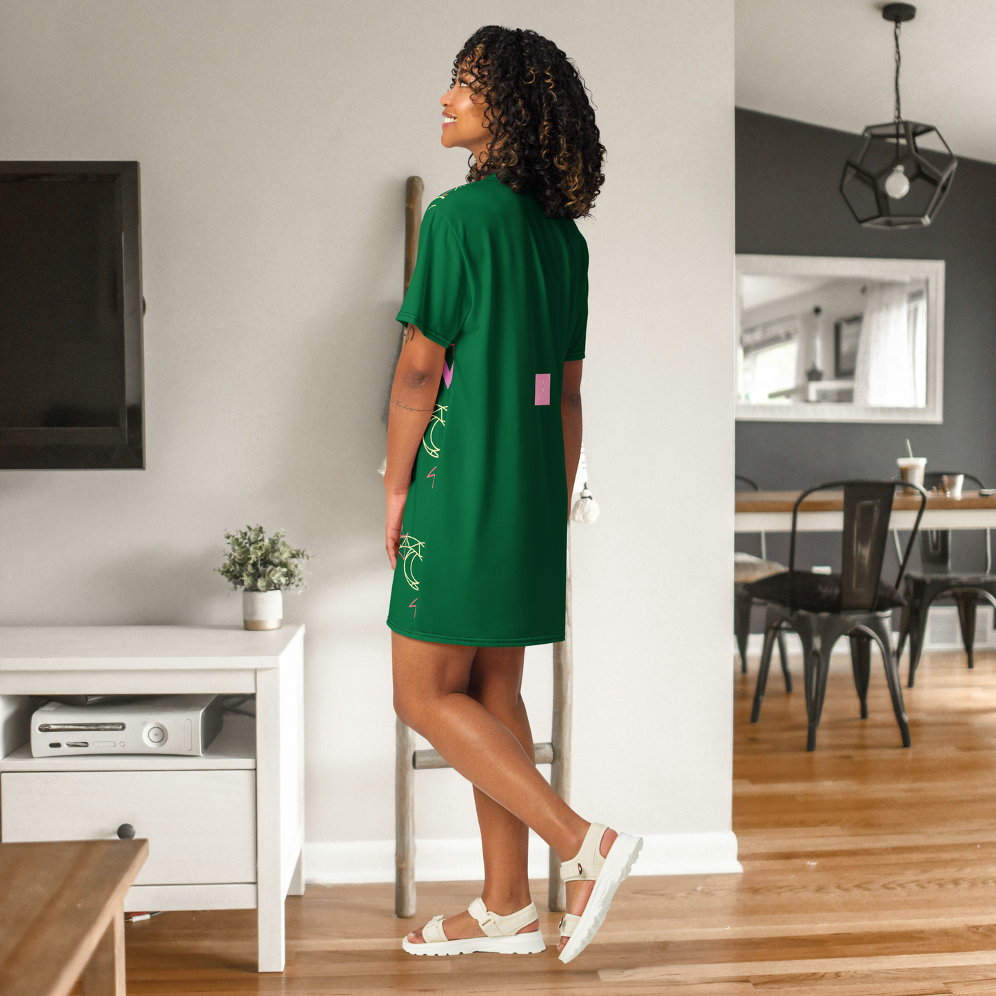 Vestido camisero de mujer verde y multicolor.