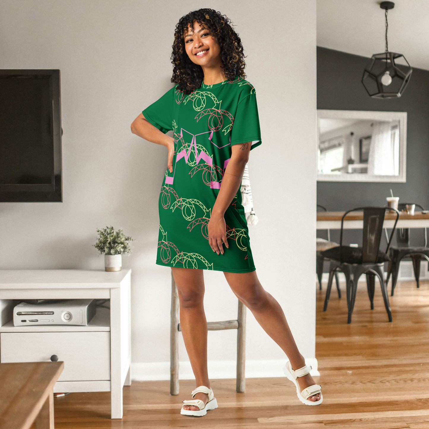 Robe t-shirt femme verte et multicolore.