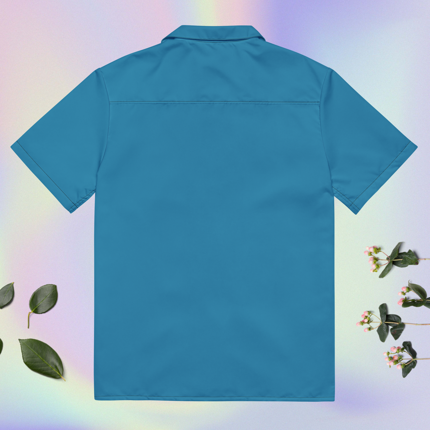 Chemise boutonnée bleue d’été neutre.