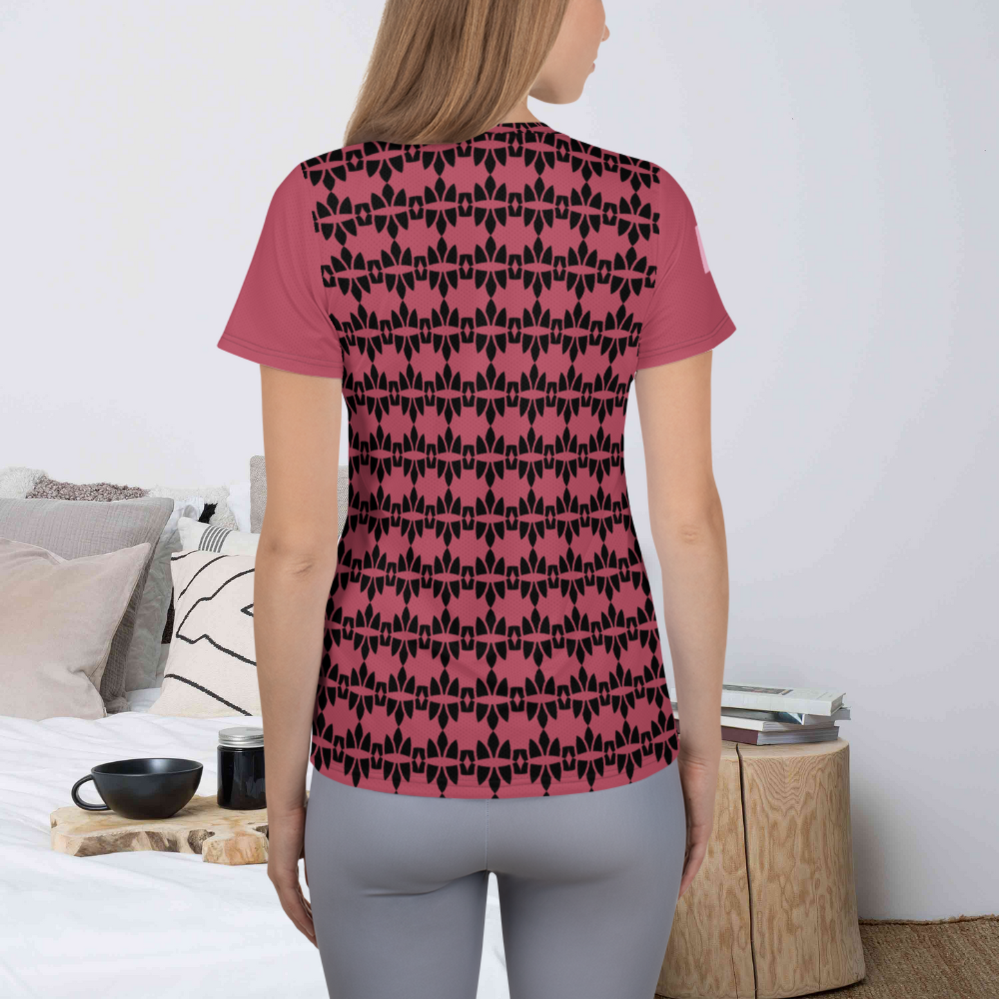 Camiseta deportiva de mujer en color granate y negro.