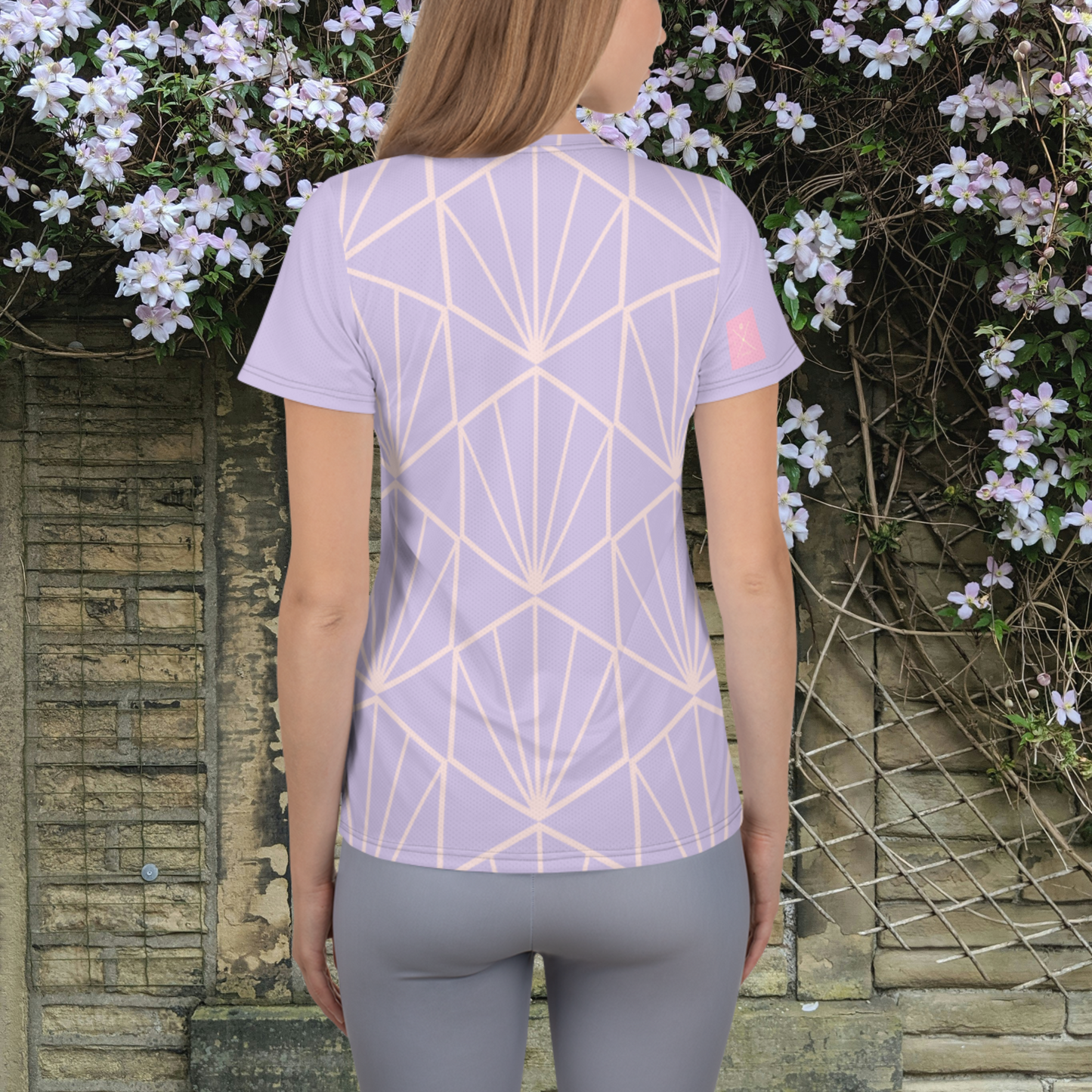 Camiseta deportiva de mujer en color lavanda y rosa claro.