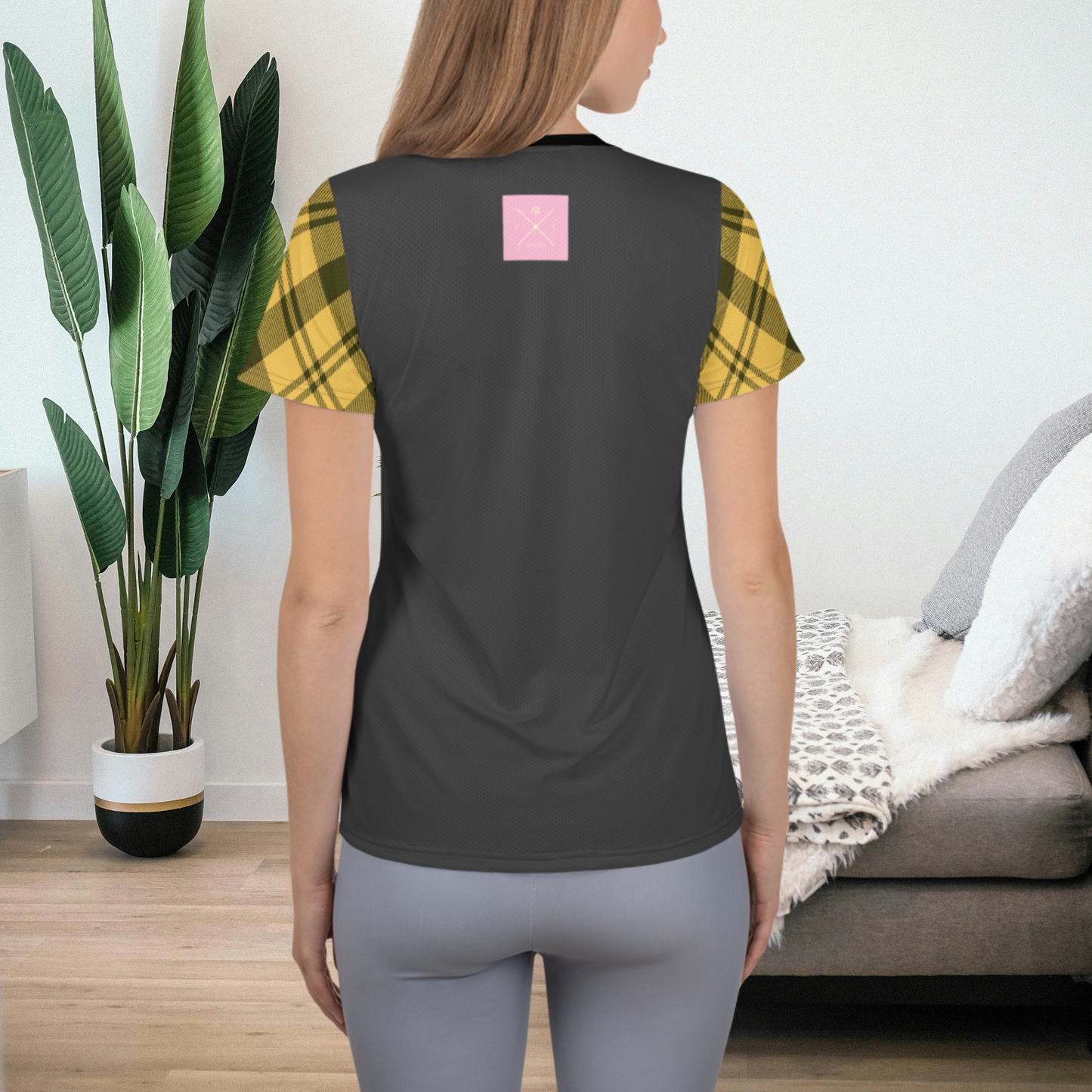 T-shirt athlétique pour femme à carreaux noir et jaune.