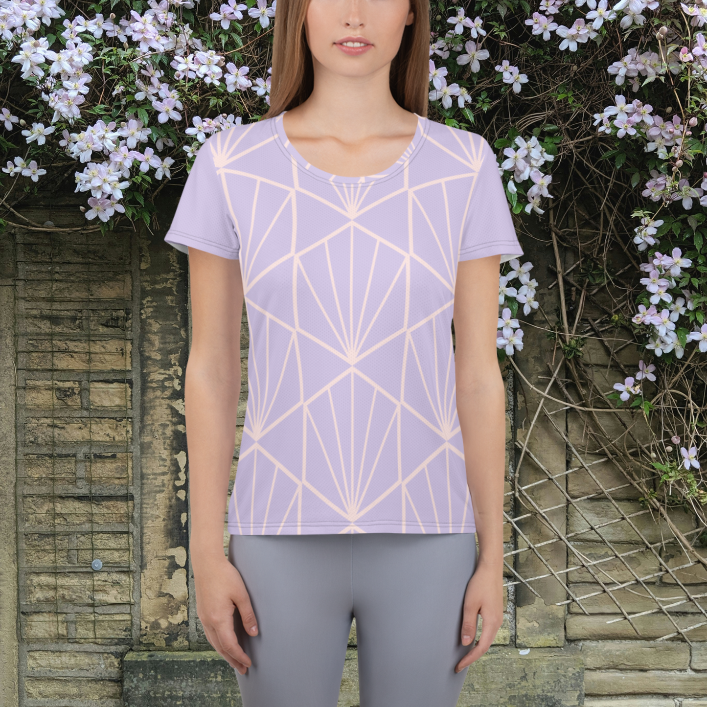 Camiseta deportiva de mujer en color lavanda y rosa claro.