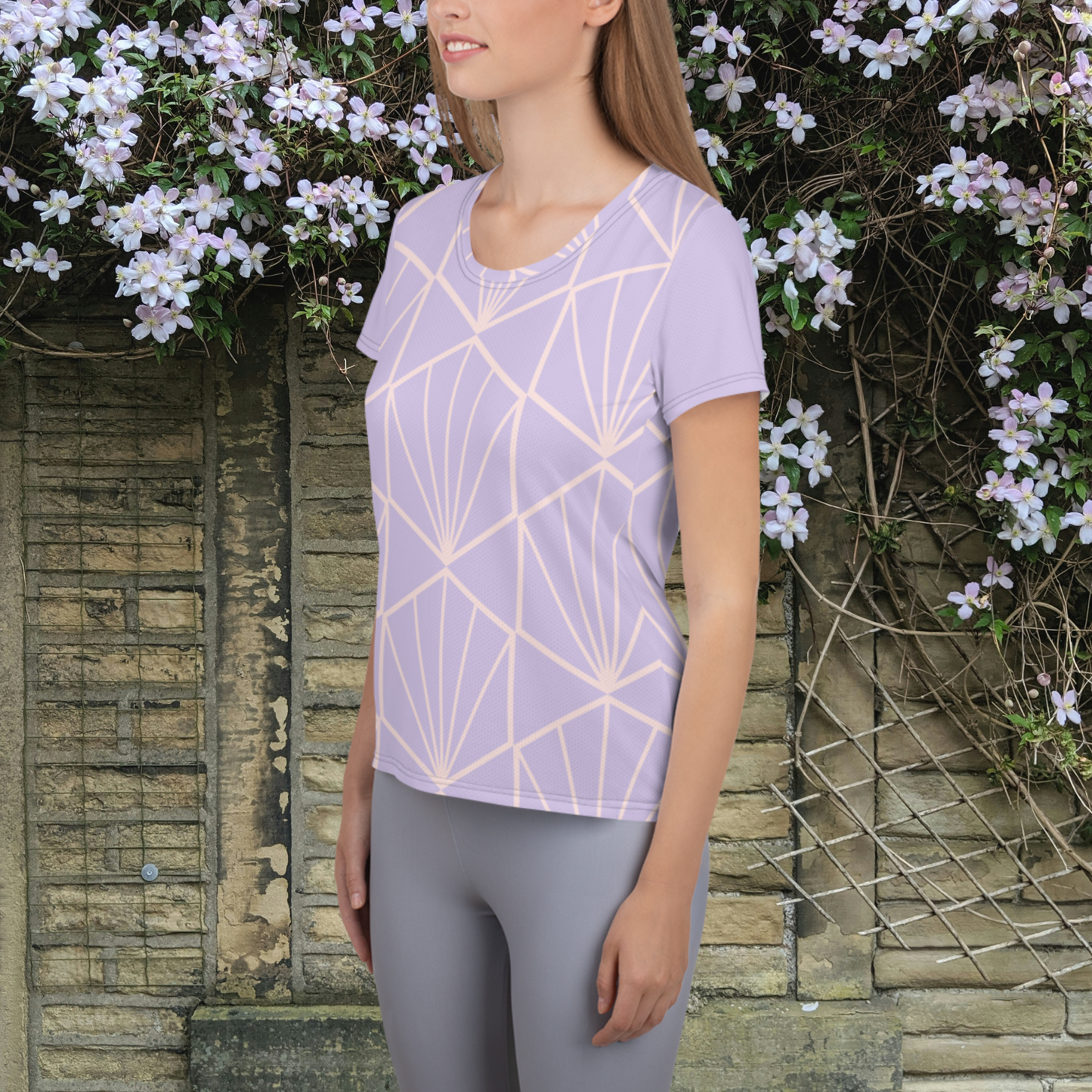 Camiseta deportiva de mujer en color lavanda y rosa claro.