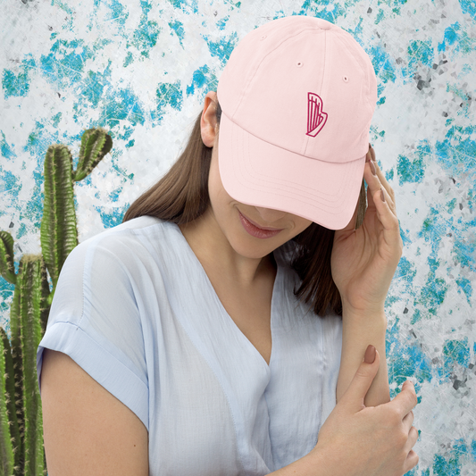 Gorra de béisbol rosa pastel con arpa.