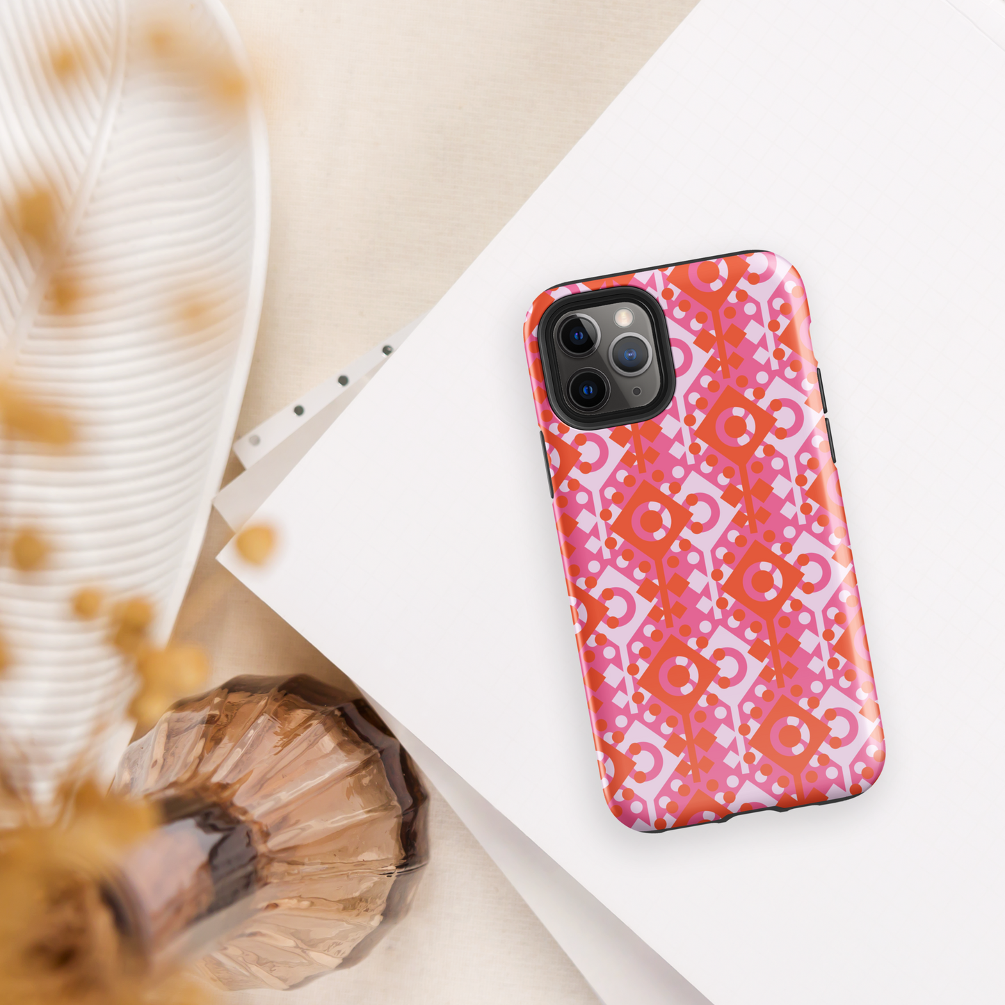 Coque rigide rose et multicolore pour iPhone®.