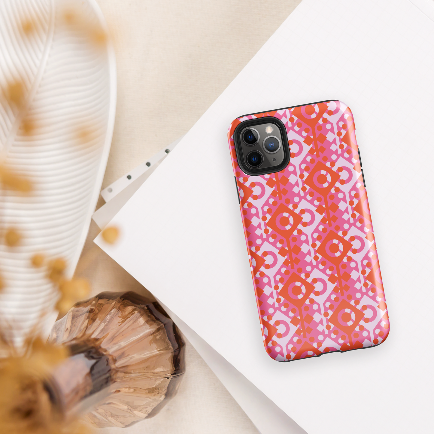 Coque rigide rose et multicolore pour iPhone®.