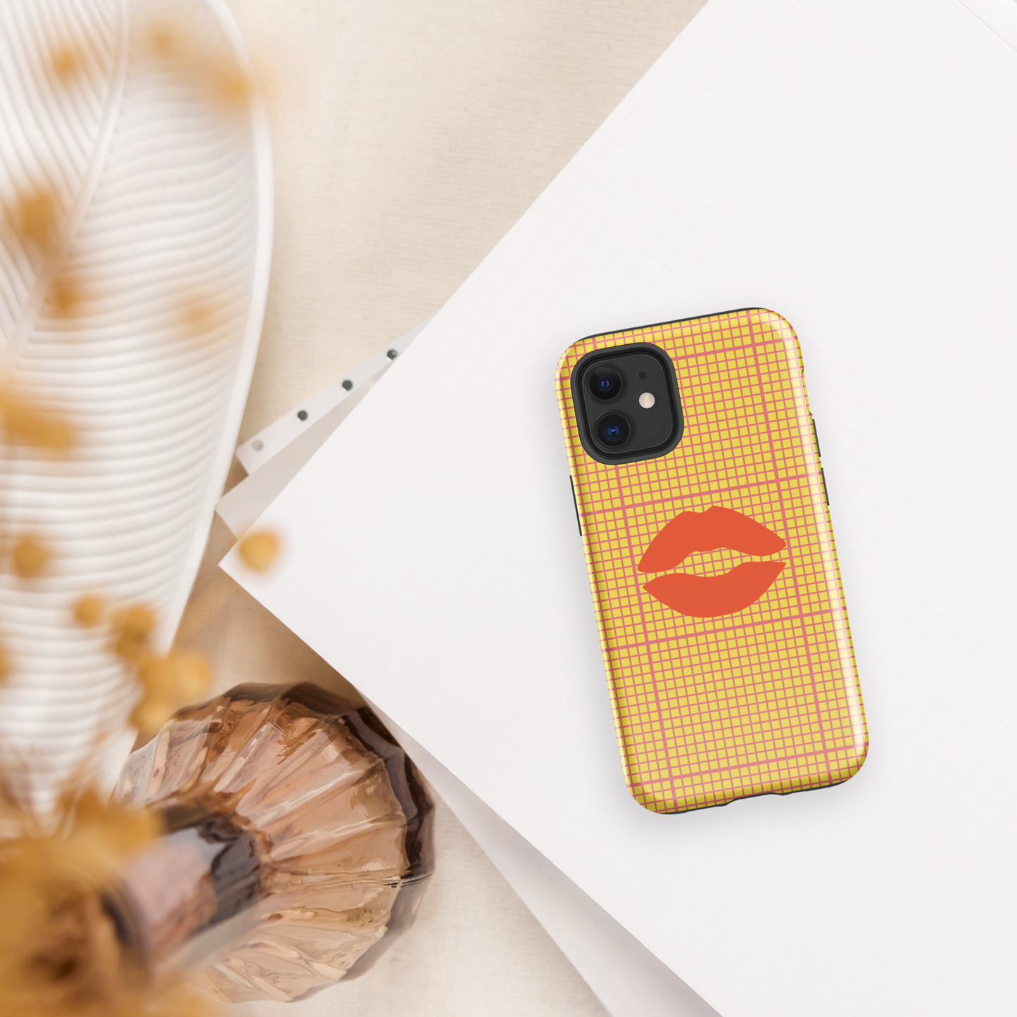 Coque rigide jaune et multicolore pour iPhone®.