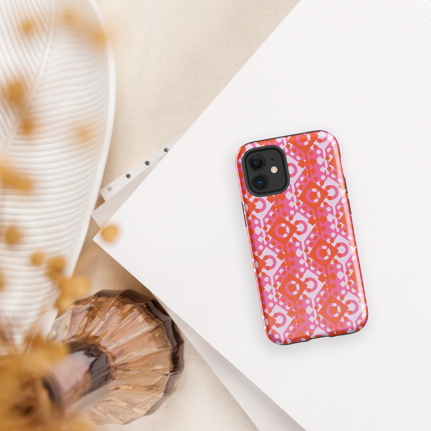 Coque rigide rose et multicolore pour iPhone®.