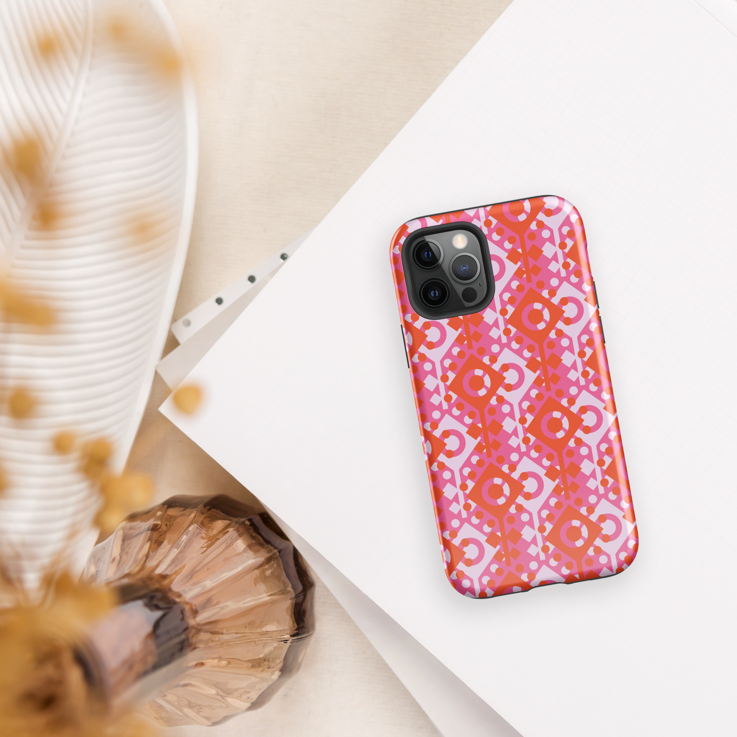 Coque rigide rose et multicolore pour iPhone®.