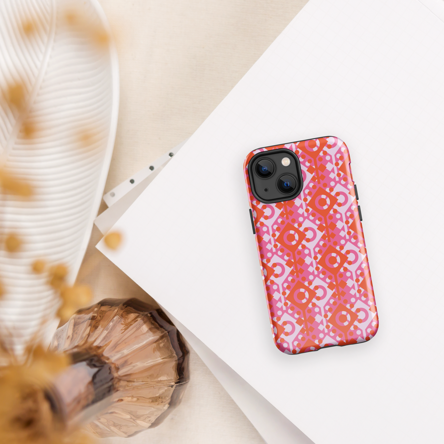 Coque rigide rose et multicolore pour iPhone®.