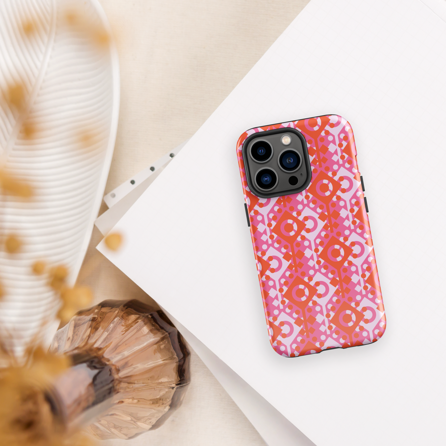 Coque rigide rose et multicolore pour iPhone®.