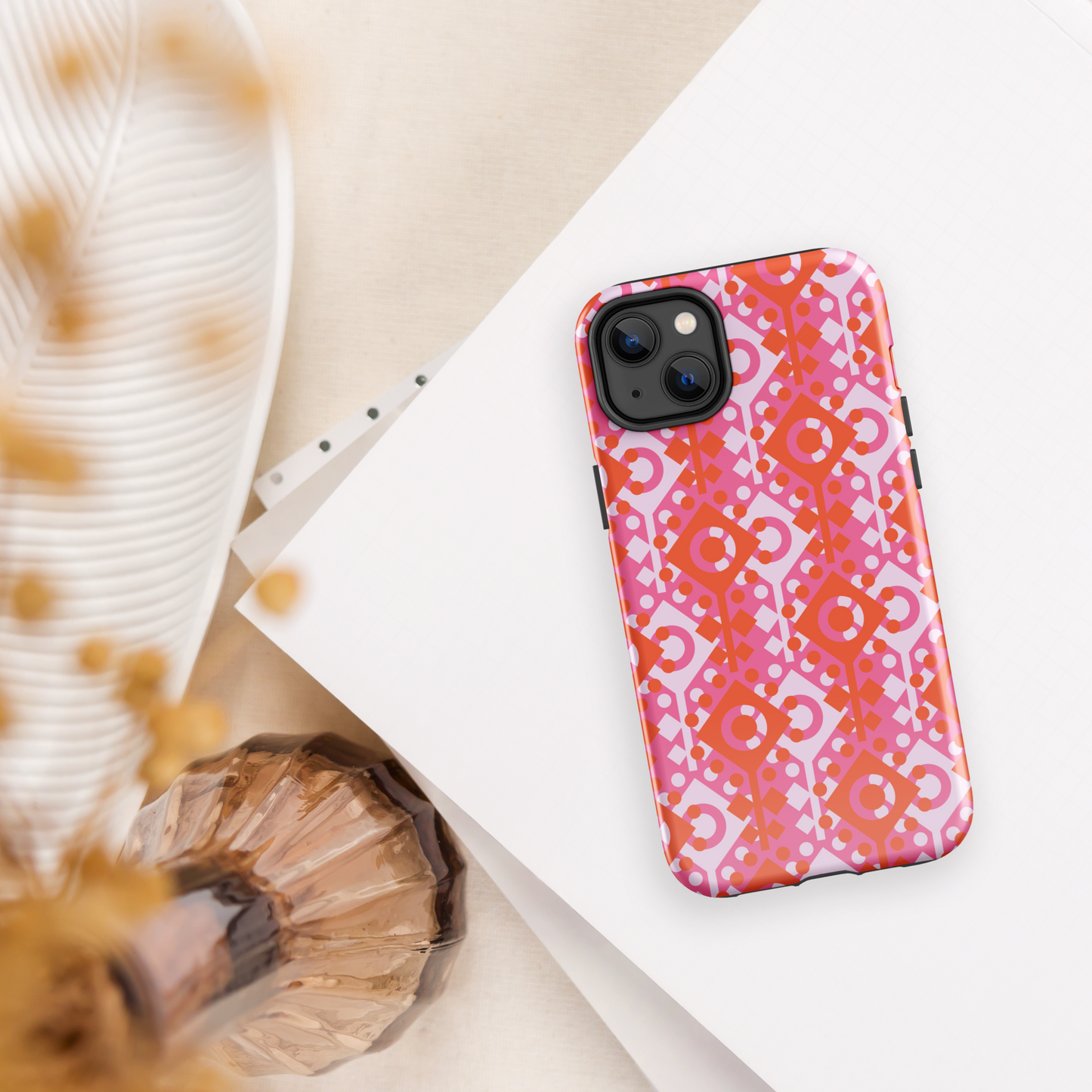 Coque rigide rose et multicolore pour iPhone®.