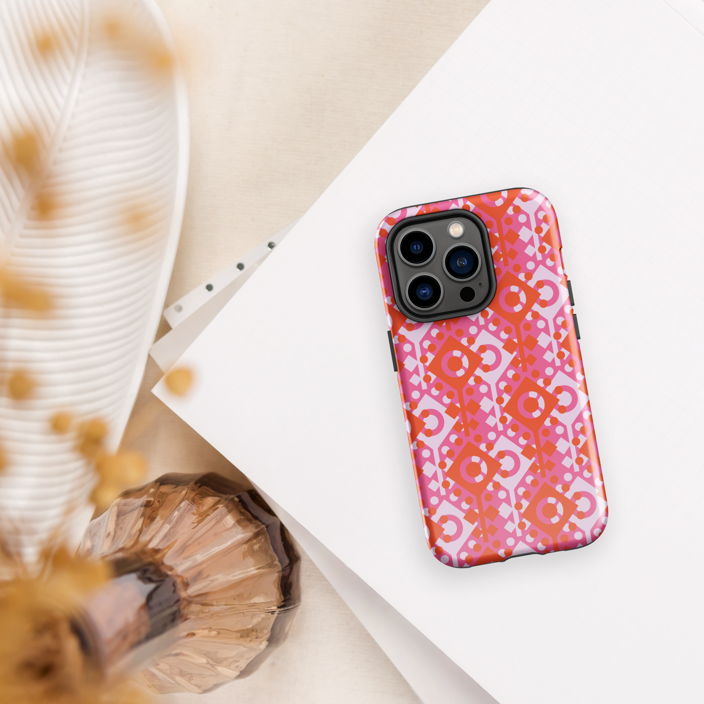 Coque rigide rose et multicolore pour iPhone®.