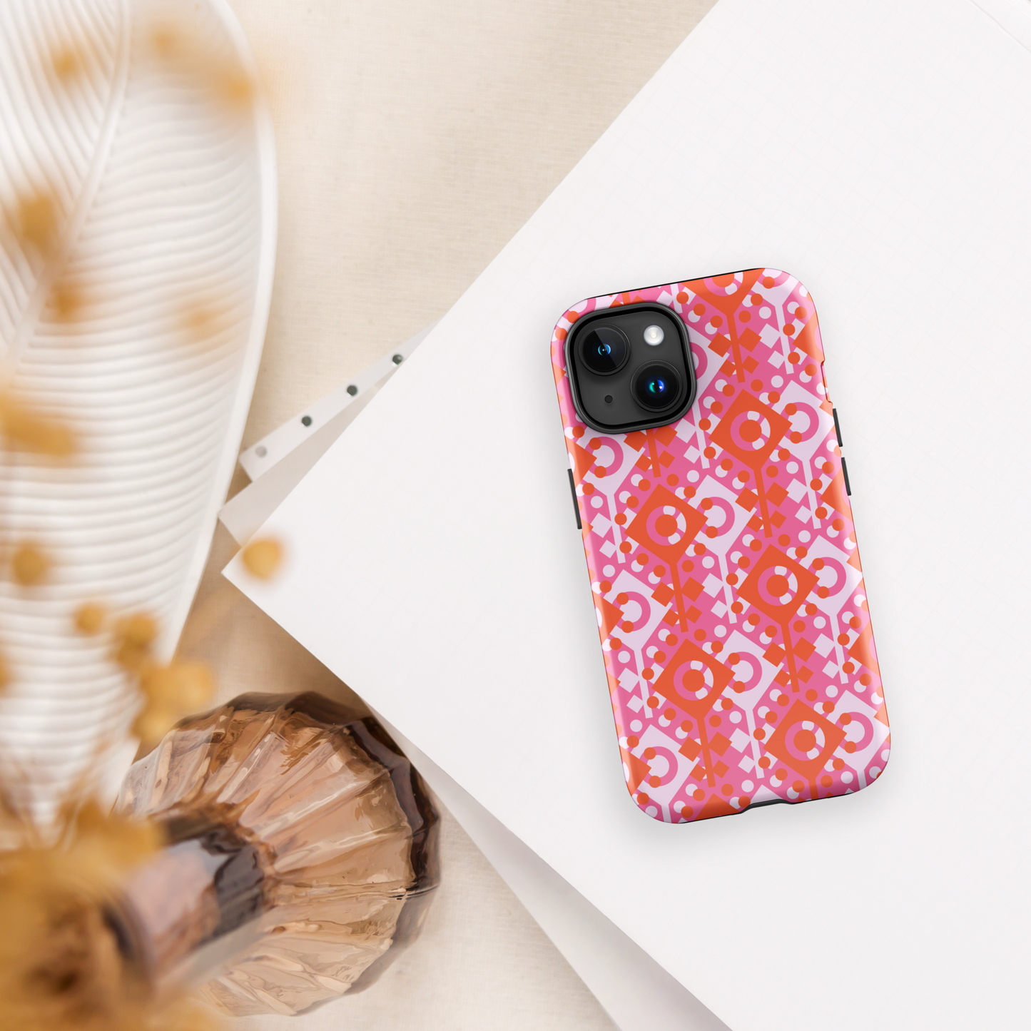 Coque rigide rose et multicolore pour iPhone®.