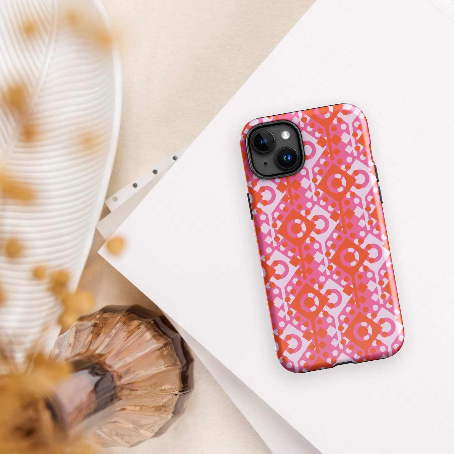 Coque rigide rose et multicolore pour iPhone®.