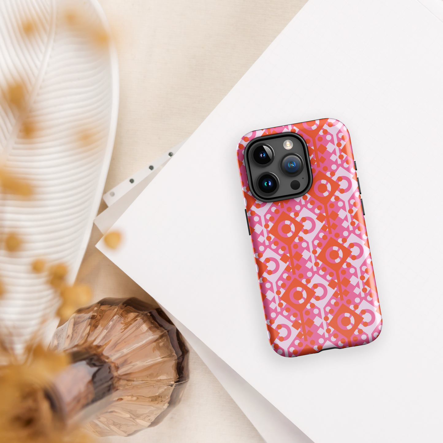 Coque rigide rose et multicolore pour iPhone®.