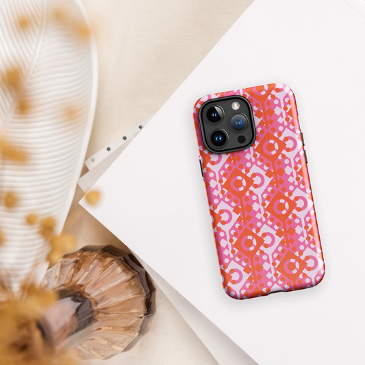 Coque rigide rose et multicolore pour iPhone®.