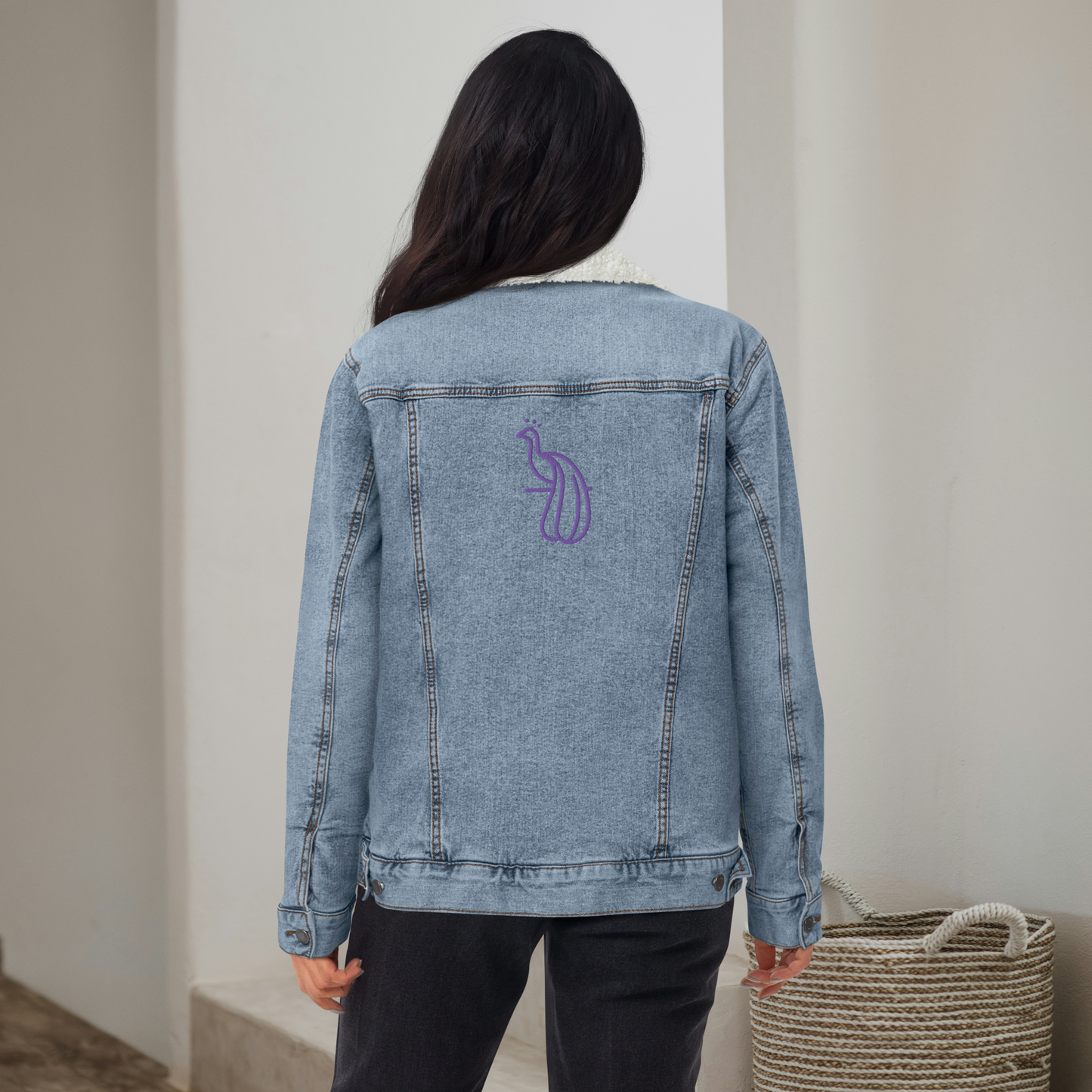 Chaqueta sherpa de denim neutro y pavo real morado.